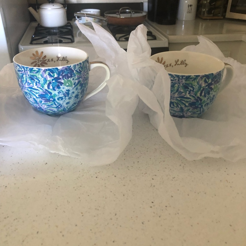 New in Box Lilly Pulitzer set of two Ceramic Coffee & Tea Cups Blue Flor…